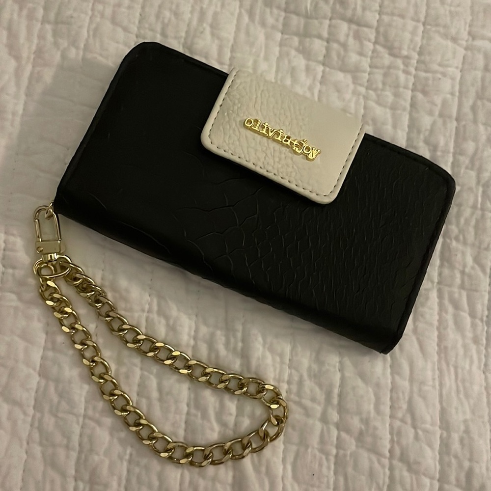 ✨3/$10✨ NWOT cute black & white wristlet